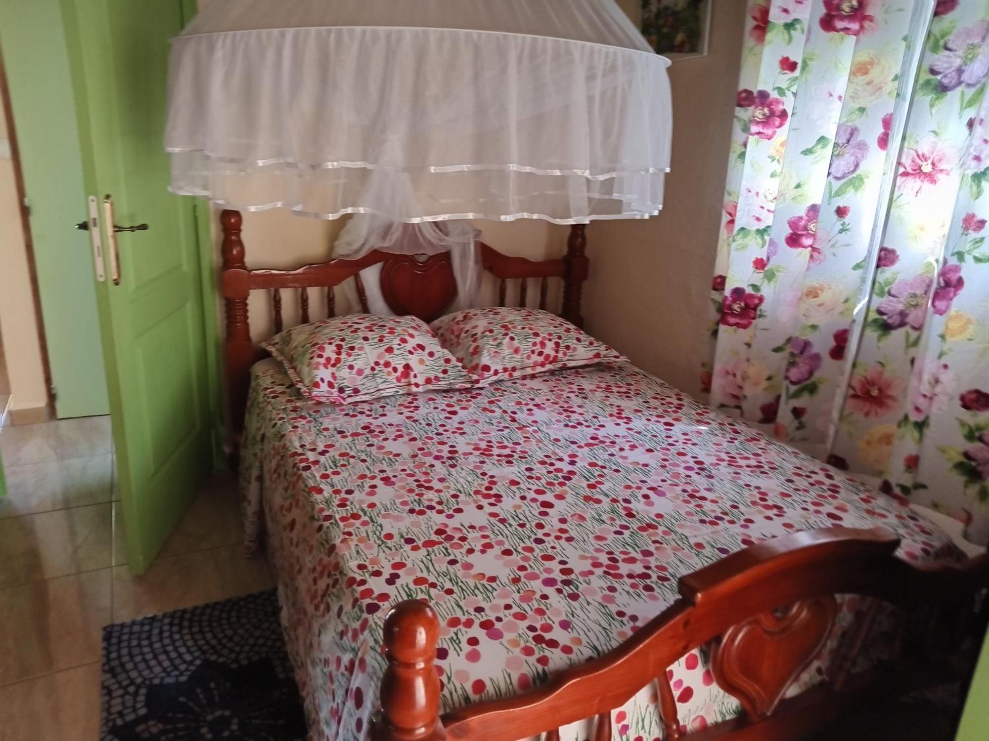 Bel Ti Case Dans La Verdure Hauteurs De Deshaies Kültér fotó