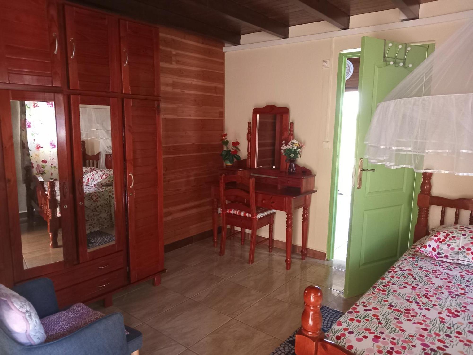 Bel Ti Case Dans La Verdure Hauteurs De Deshaies Kültér fotó